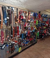 Stěna na obojky, oblečky a vodítka navržená a vyrobená od JPL